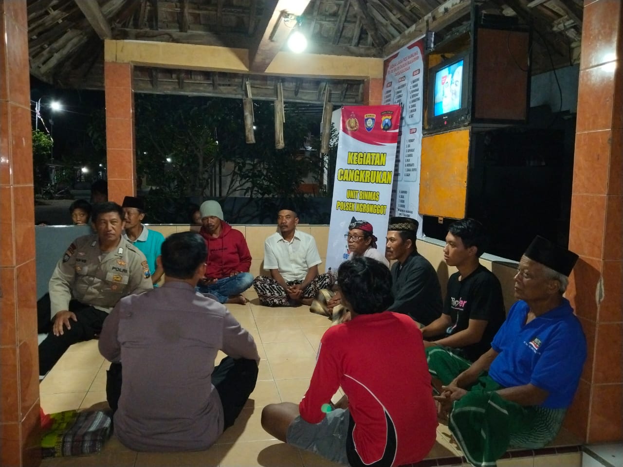 Sambut Lomba Siskamling, Polsek Ngronggot Tinjau Pos Kamling dan Ajak Warga Perkuat Ronda Malam