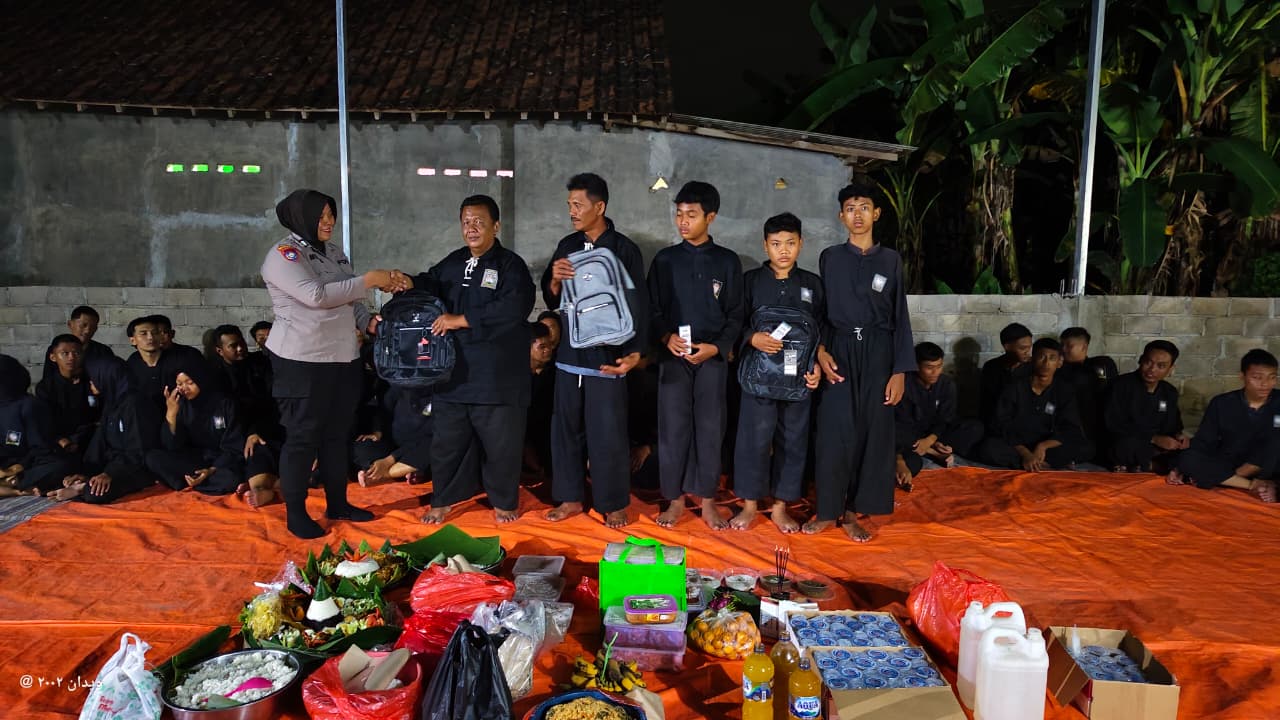 Bhabinkamtibmas Kampungbaru Sambangi Latihan PSHT, Dukung Program SOKO GURU Polres Nganjuk