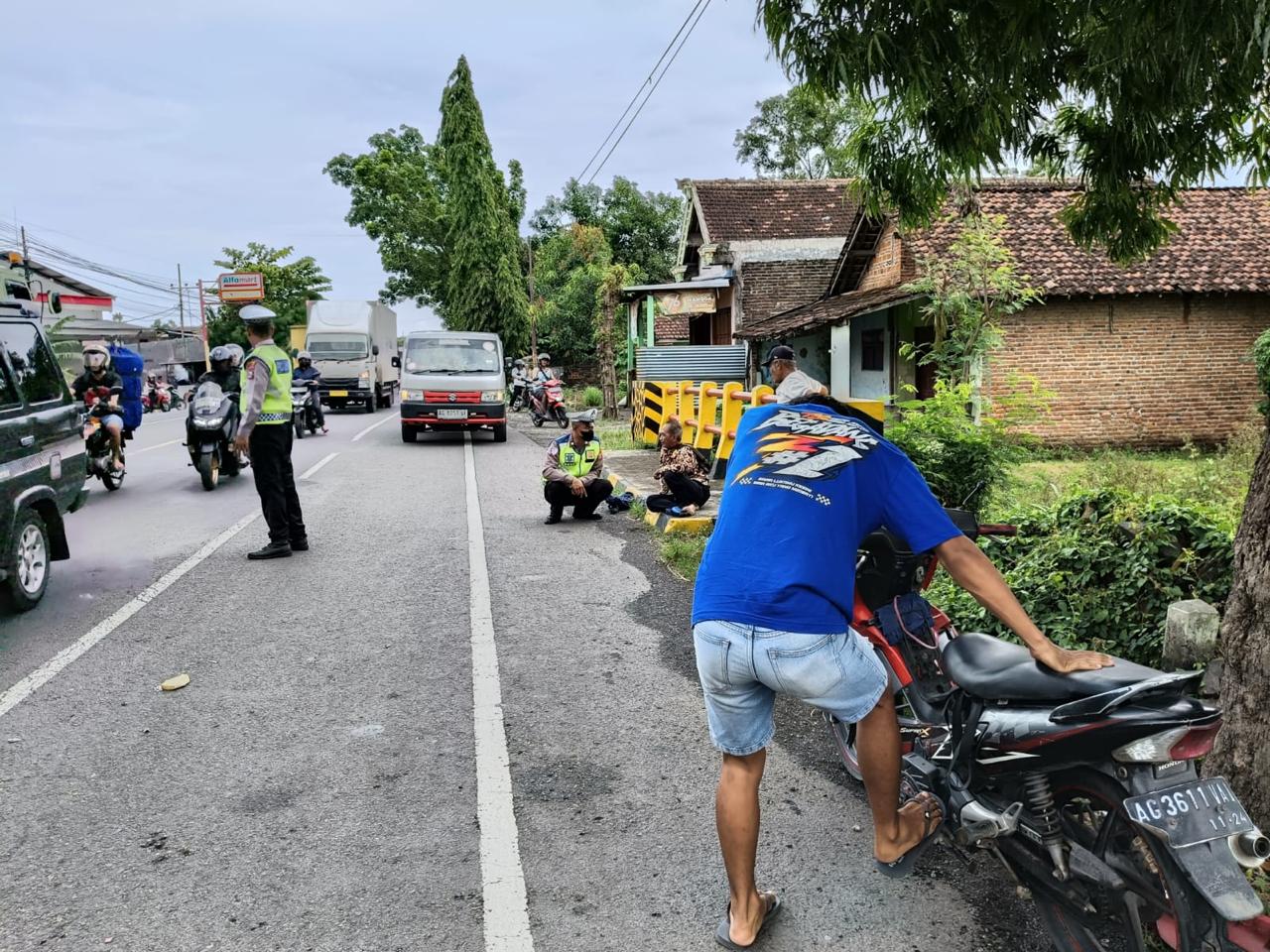 Patroli 302 Polantas Sigap Tangani Laka Tunggal di Jalan Raya Baron Nganjuk