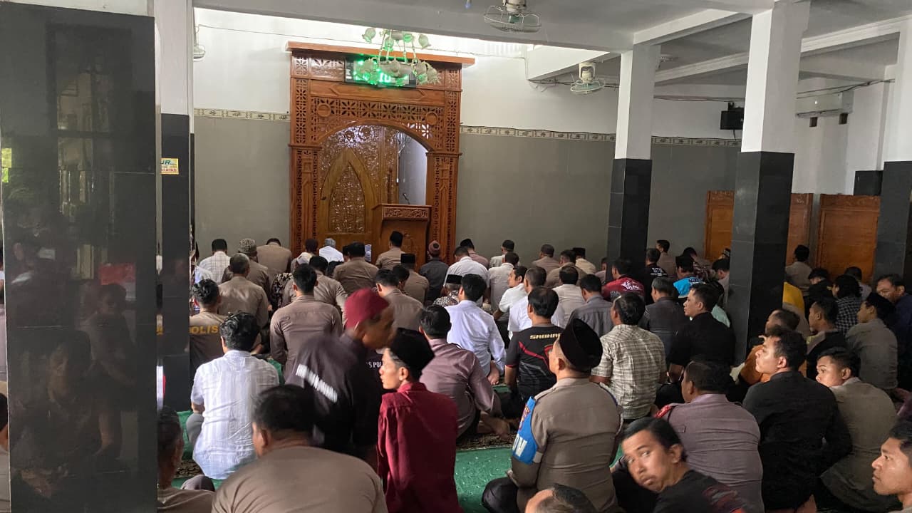 Salat Gaib dan Doa Bersama di Polres Nganjuk, Wujud Solidaritas untuk Korban Bencana di Aceh, Sumut, Sumbar, dan Erupsi Semeru