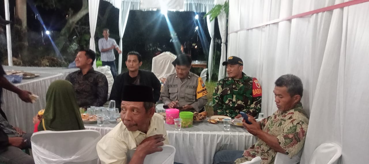 ‎Anggota Polsek Jatikalen bersama Bhabinkamtibmas dan Babinsa Desa Pule Pam Giatmas Elektun Di Desa Binaannya