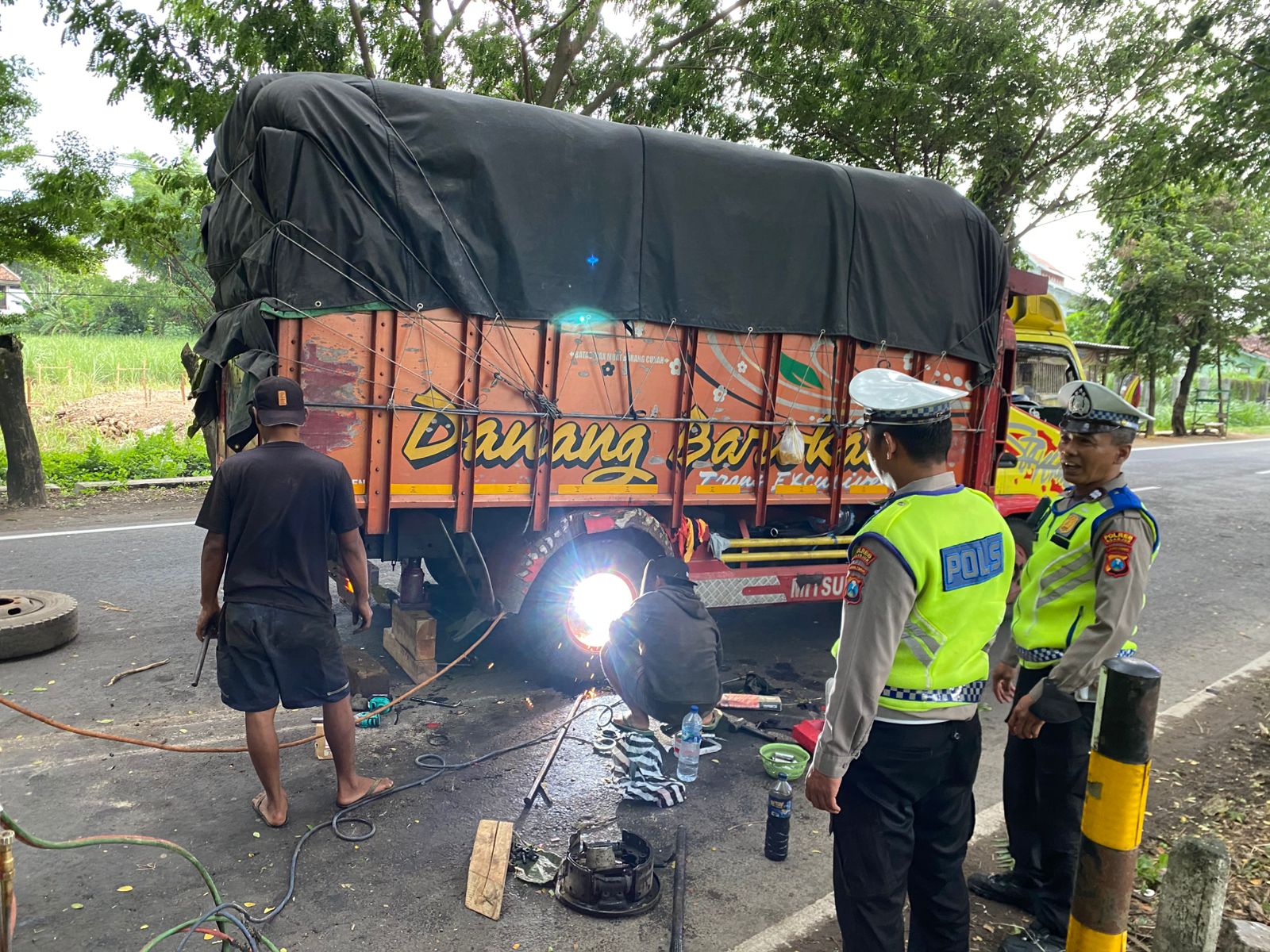 Truk Alami Patah As Roda, Polantas Nganjuk Sigap Amankan Arus Lalin di Jalur Nganjuk–Madiun