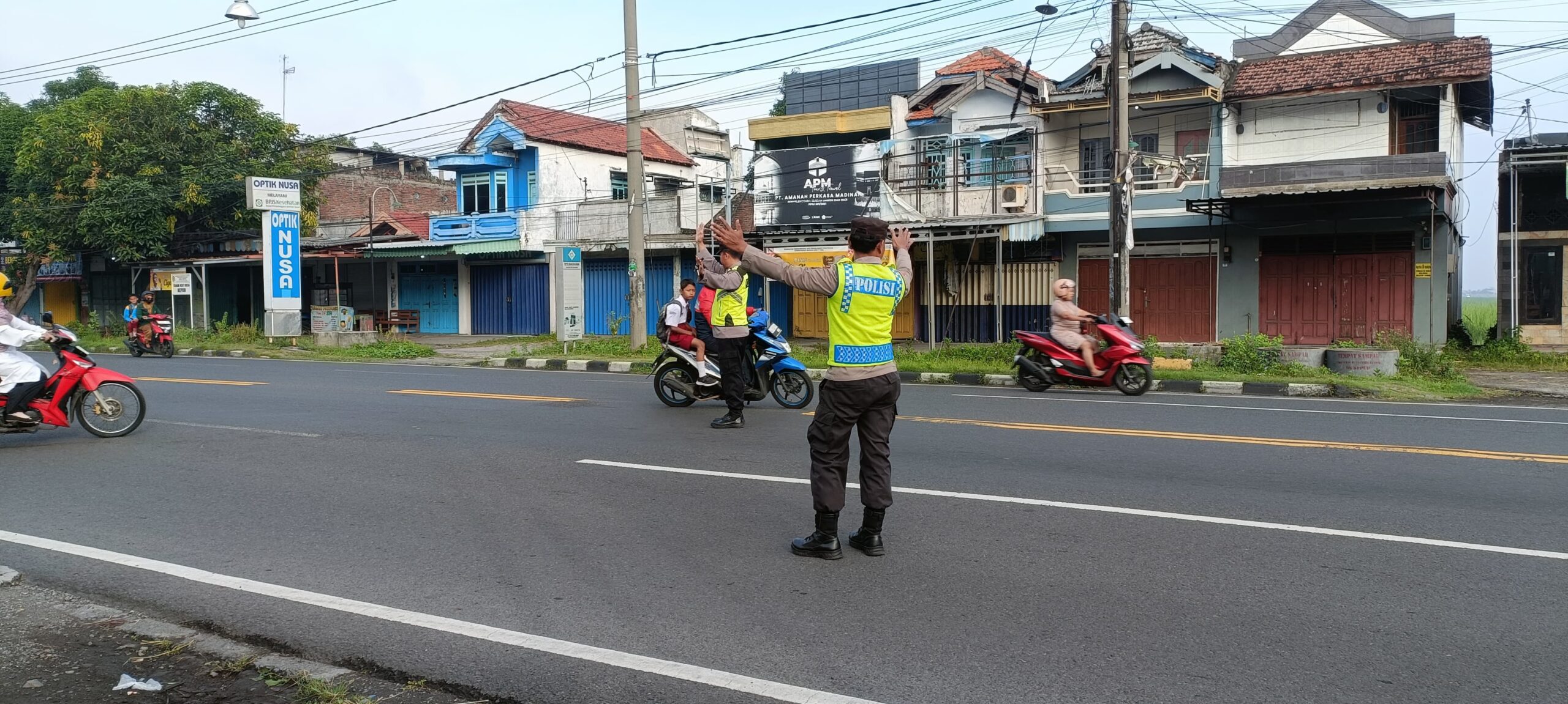 Giat Gaktur Pagi Polsek Kertosono Bantu Penyeberangan Masyarakat