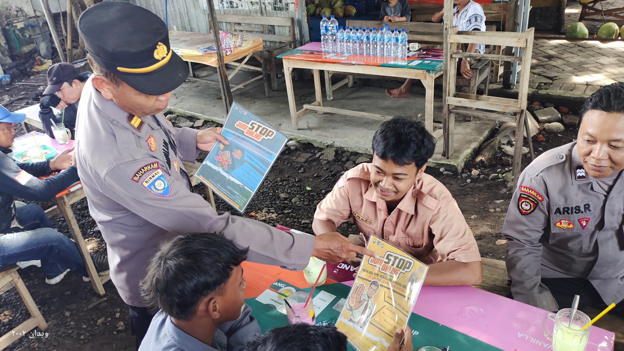 Kanit Binmas Polsek Warujayeng Laksanakan Patroli dan Sosialisasi Kamtibmas di Warung Kopi Stadion
