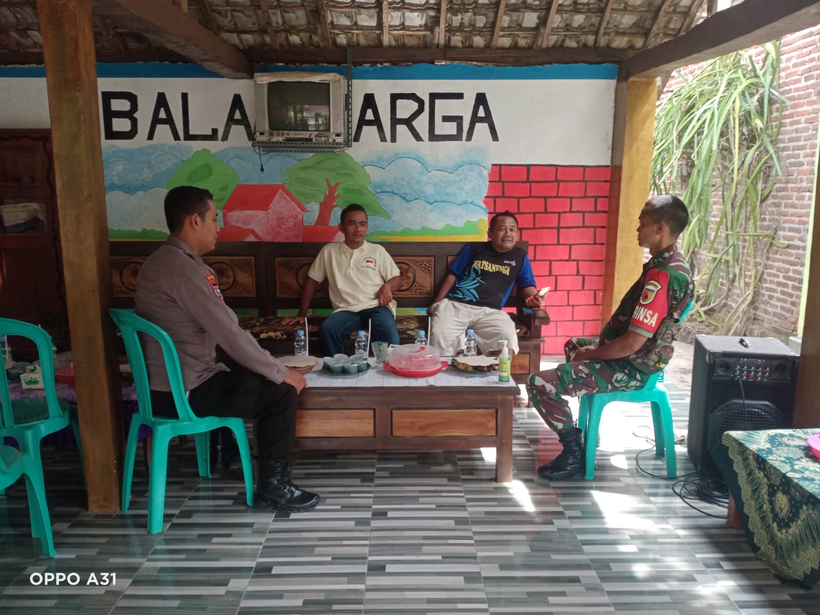 Bhabinkamtibmas Polsek Nganjuk Kota Bersama Babinsa Laksanakan Sambang Door to Door Warga Binaannya