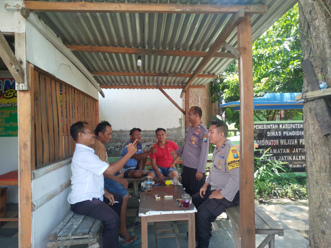 Personel Polsek Jatikalen Patroli Kewilayahan dan Sapa Warga di Desa Jatikalen