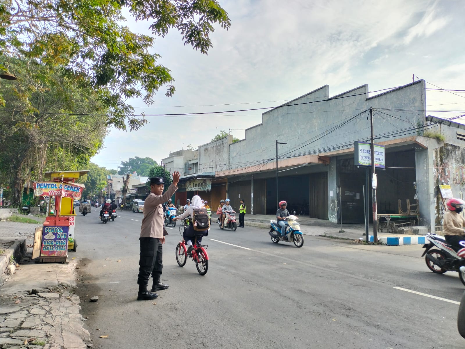Giat Gaktur Pagi Polsek Kertosono Bantu Penyeberangan Masyarakat