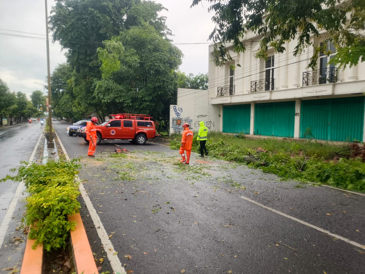 Satlantas Polres Nganjuk dan BPBD Evakuasi Pohon Tumbang di Jalur Utama Arus Balik Nataru 2026