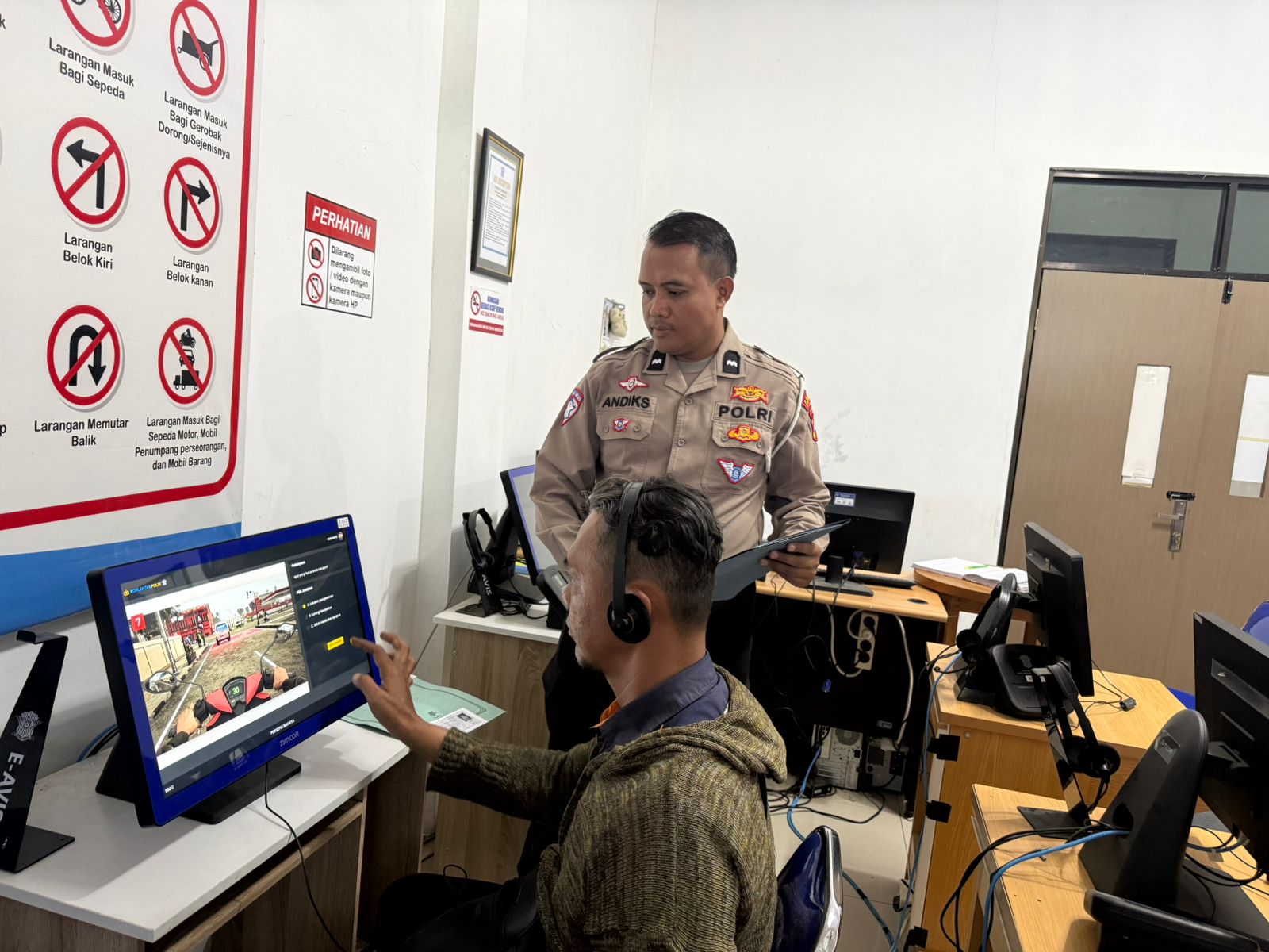 Polantas Menyapa, Satlantas Polres Nganjuk Bekali Pemohon SIM Materi Ujian Teori