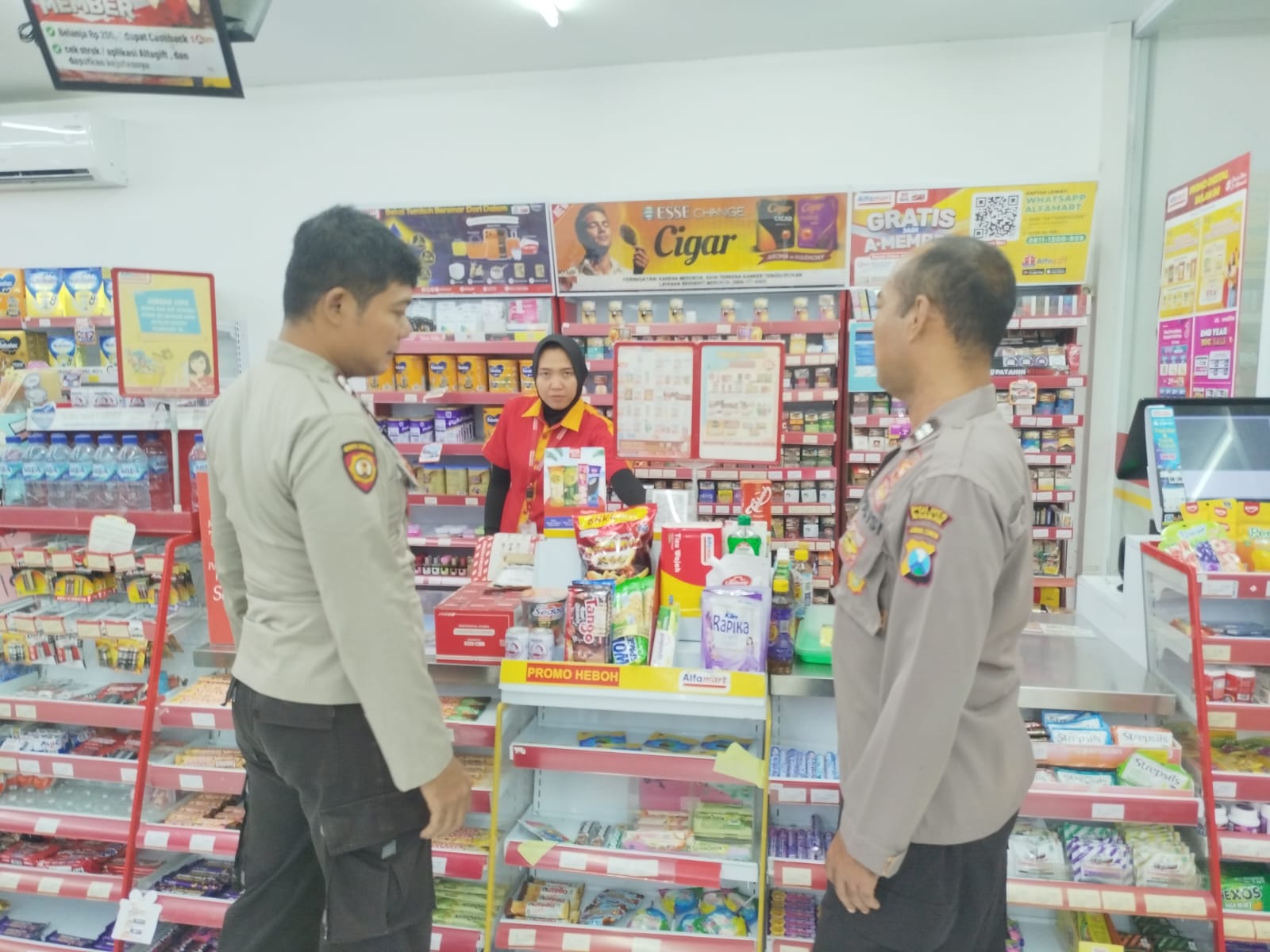 Patroli Dialogis di Alfamart Personil Polsek Jatikalen Berikan Himbauan Dan Pesan Kamtibmas