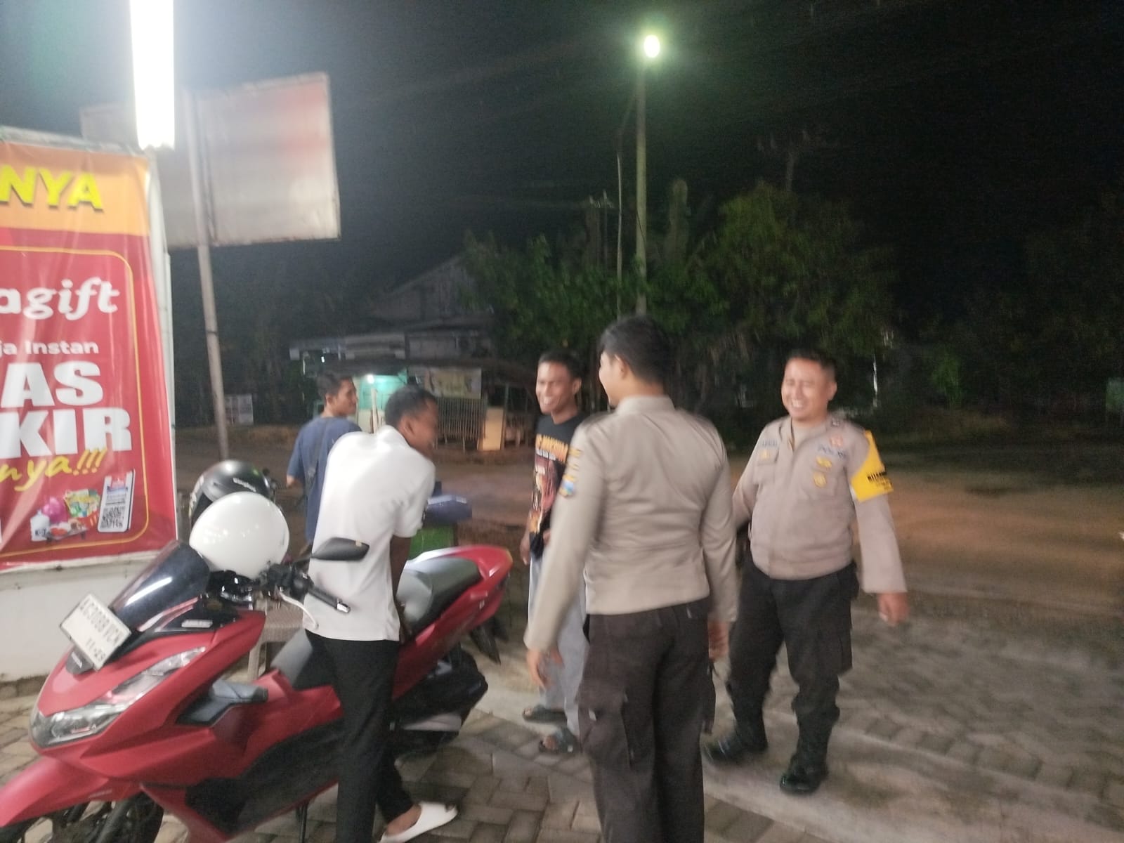 ‎Patroli Dialogis, Anggota Polsek Jatikalen Sambangi Pemuda Desa Ngasem di Malam Hari, Sampaikan Pesan Kamtibmas