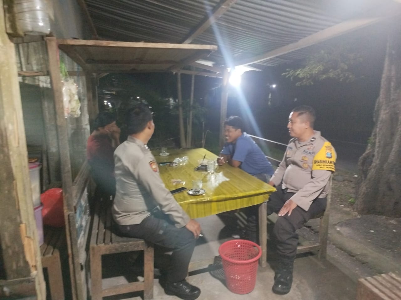 ‎Jaga Kamtibmas di Malam Hari, Personel polsek Jatikalen Patroli Dialogis dengan Warga masyarakat Desa Jatikalen