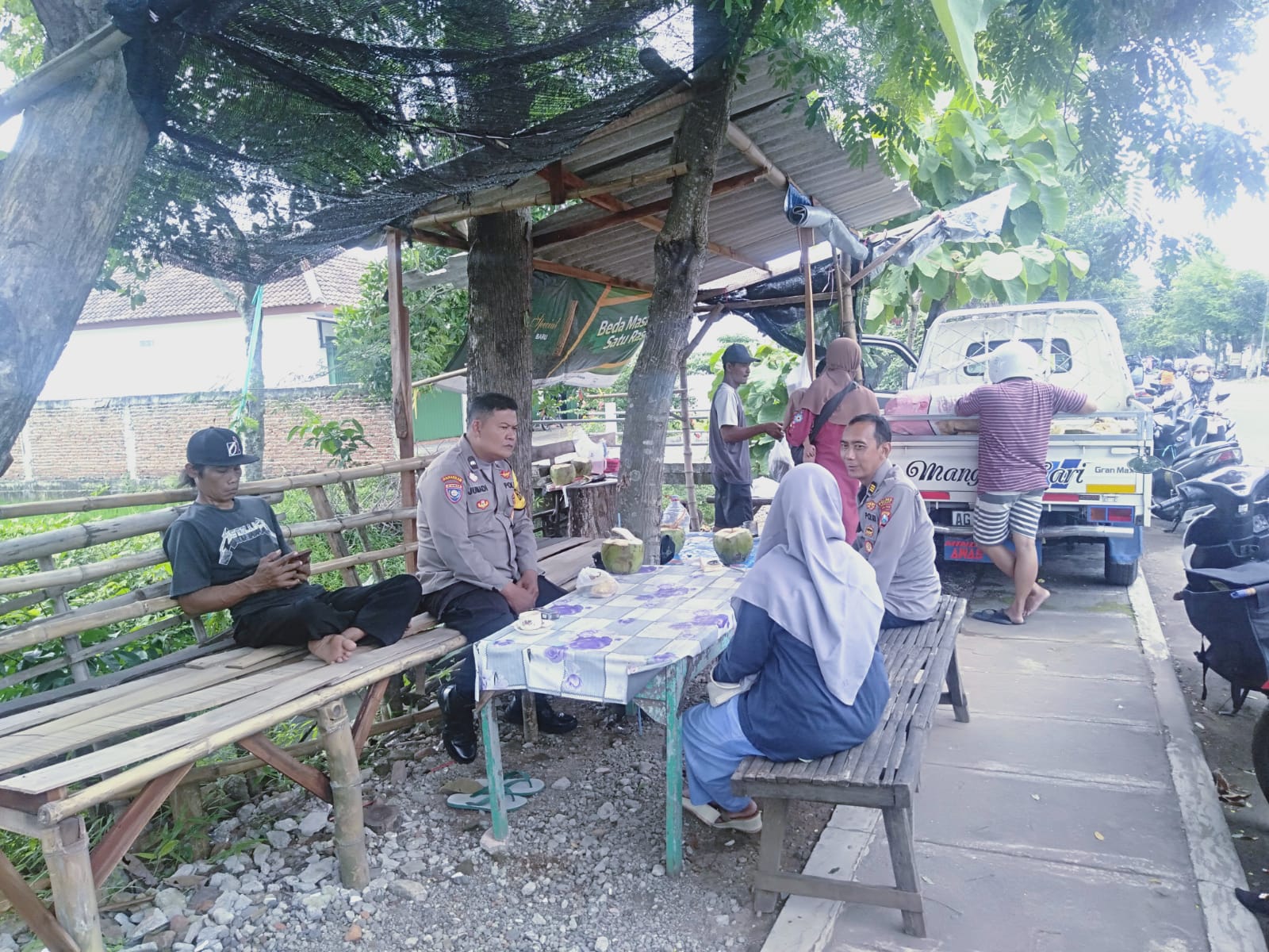 Patroli Dialogis Polsek Nganjuk Kota Ingatkan Warga Waspada Cegah Gangguan Kamtibmas dan Curanmor