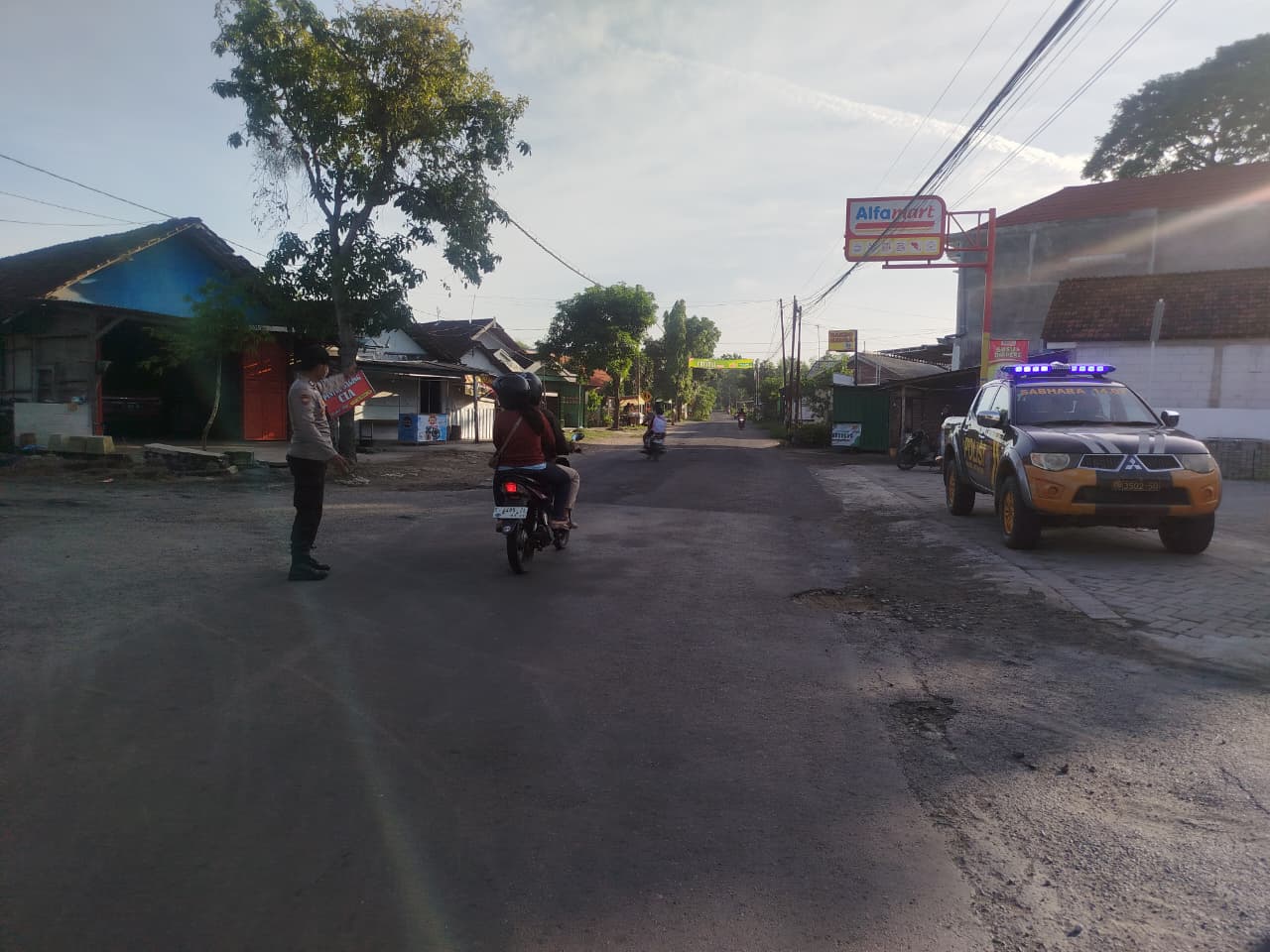 Rutinitas Giat Gaktur Pagi Polsek Jatikalen Bantu Penyeberangan Masyarakat