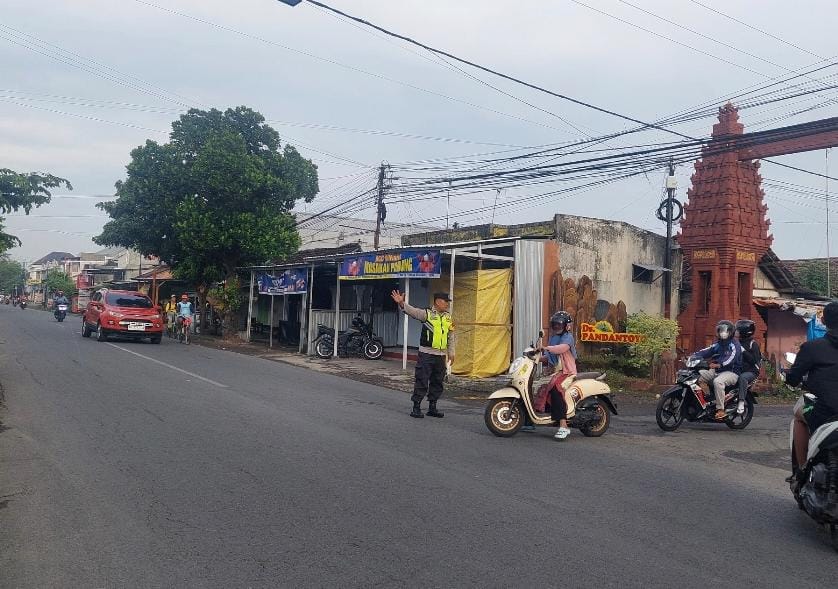 Giat Gaktur Pagi Polsek Kertosono Bantu Penyeberangan Masyarakat