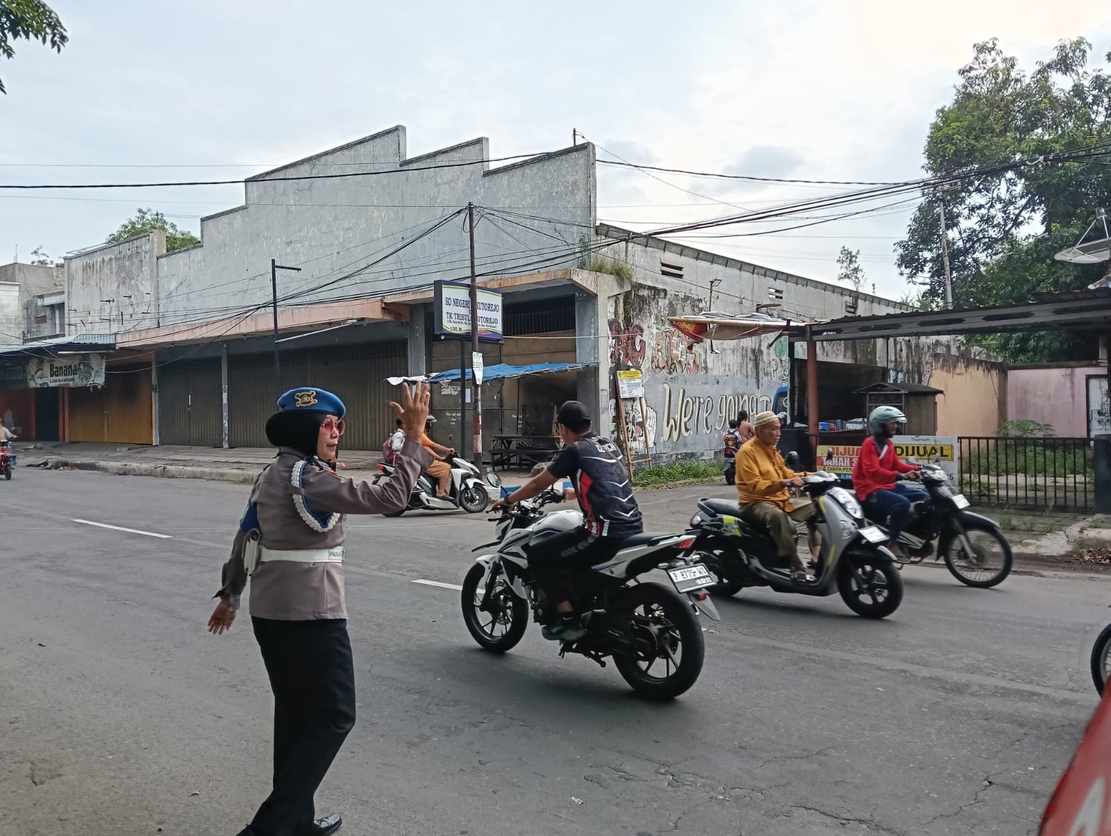 Giat Gaktur Pagi Polsek Kertosono Bantu Penyeberangan Masyarakat