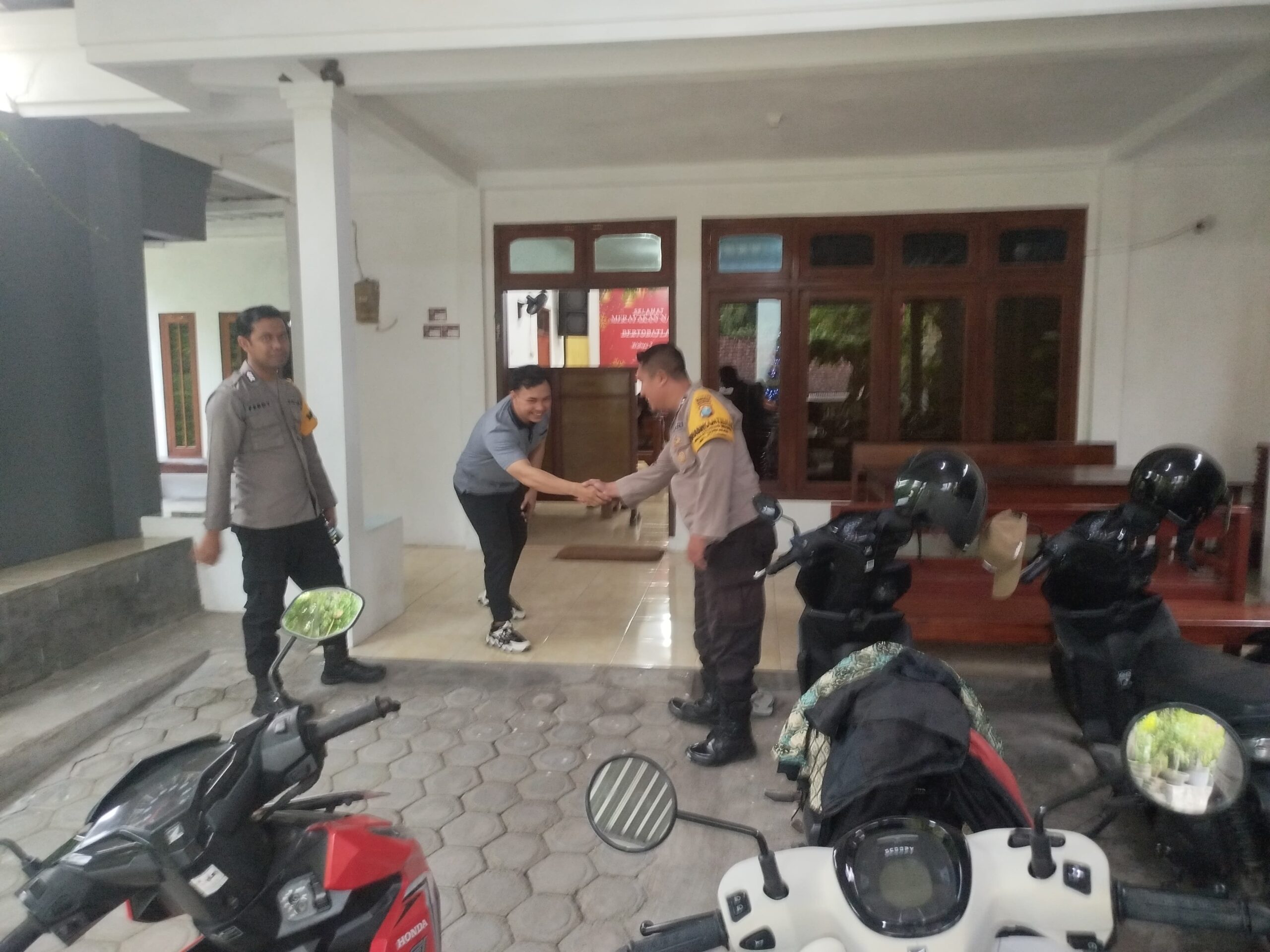 Anggota Polsek Jatikalen Laksanakan Pengamanan Ibadah Misa Tahun Baru 2026 di Gereja Pantekosta Di Indonesia (GPDI)