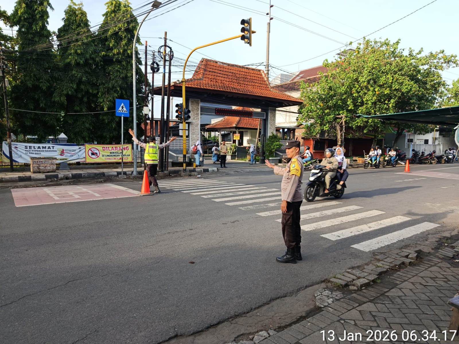 Polsek Nganjuk Kota Gelar Penampilan Pagi, Bantu Penyebrangan dan Atur Arus Lalu Lintas Warga