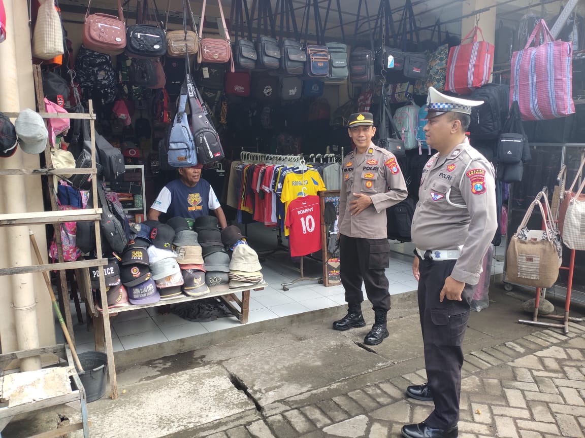 Saat Long Weekend, Patroli Harkamtibmas Polsek Nganjuk Kota Sambangi Pasar Wage Antisipasi Curanmor