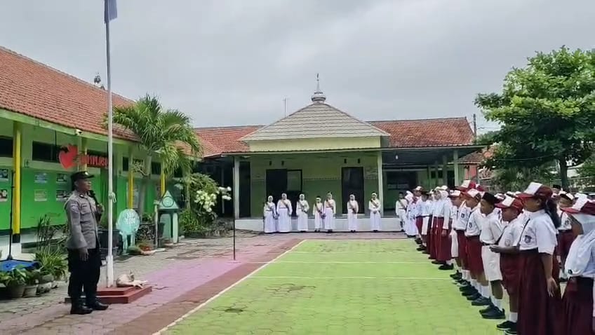 Bhabinkamtibmas Polsek Nganjuk Kota Jadi Pembina Upacara di SDN 1 Ploso