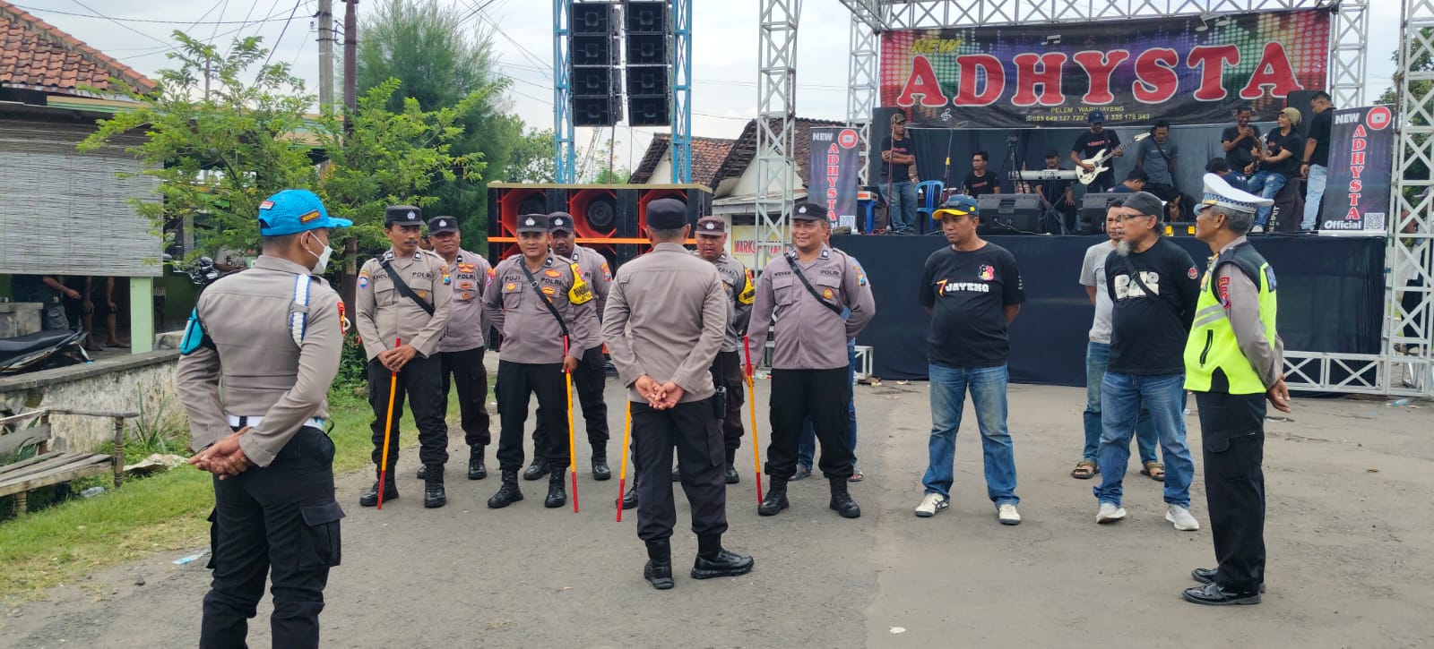 Kapolsek Warujayeng Pimpin Pengamanan Pertunjukan Alektune New Adhysta di Desa Sumberkepuh