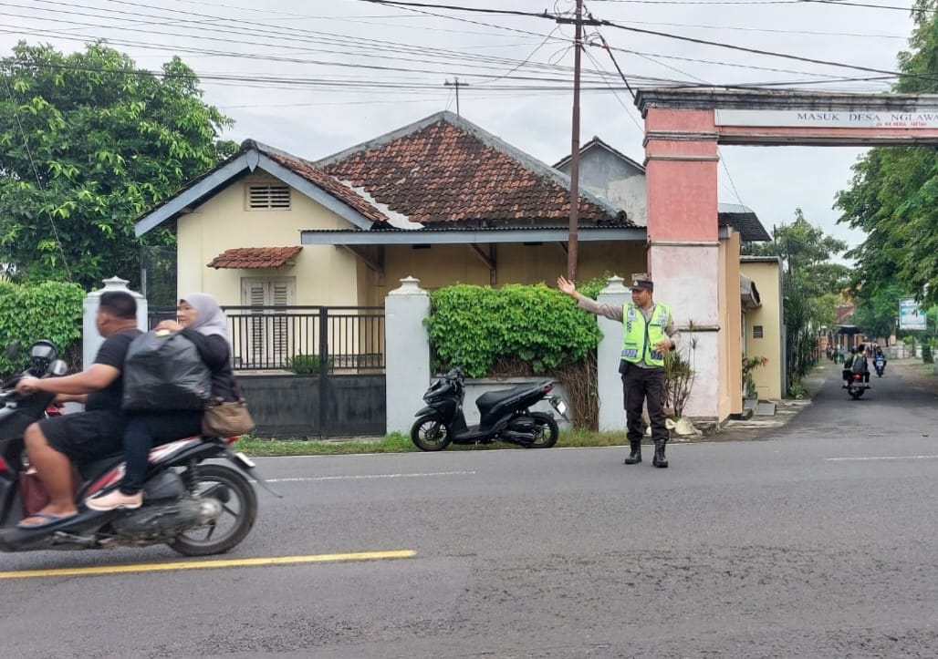 Giat Gaktur Pagi Polsek Kertosono Bantu Penyeberangan Masyarakat