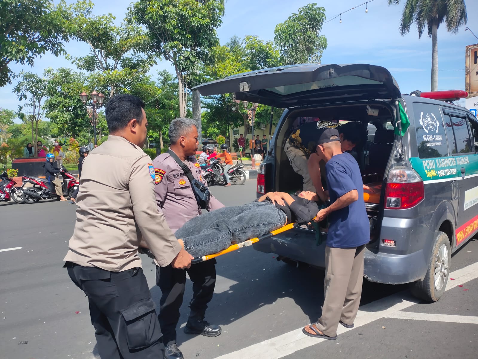 Gerak Cepat Anggota Polsek Nganjuk Kota Tolong Korban Kecelakaan Lalu Lintas