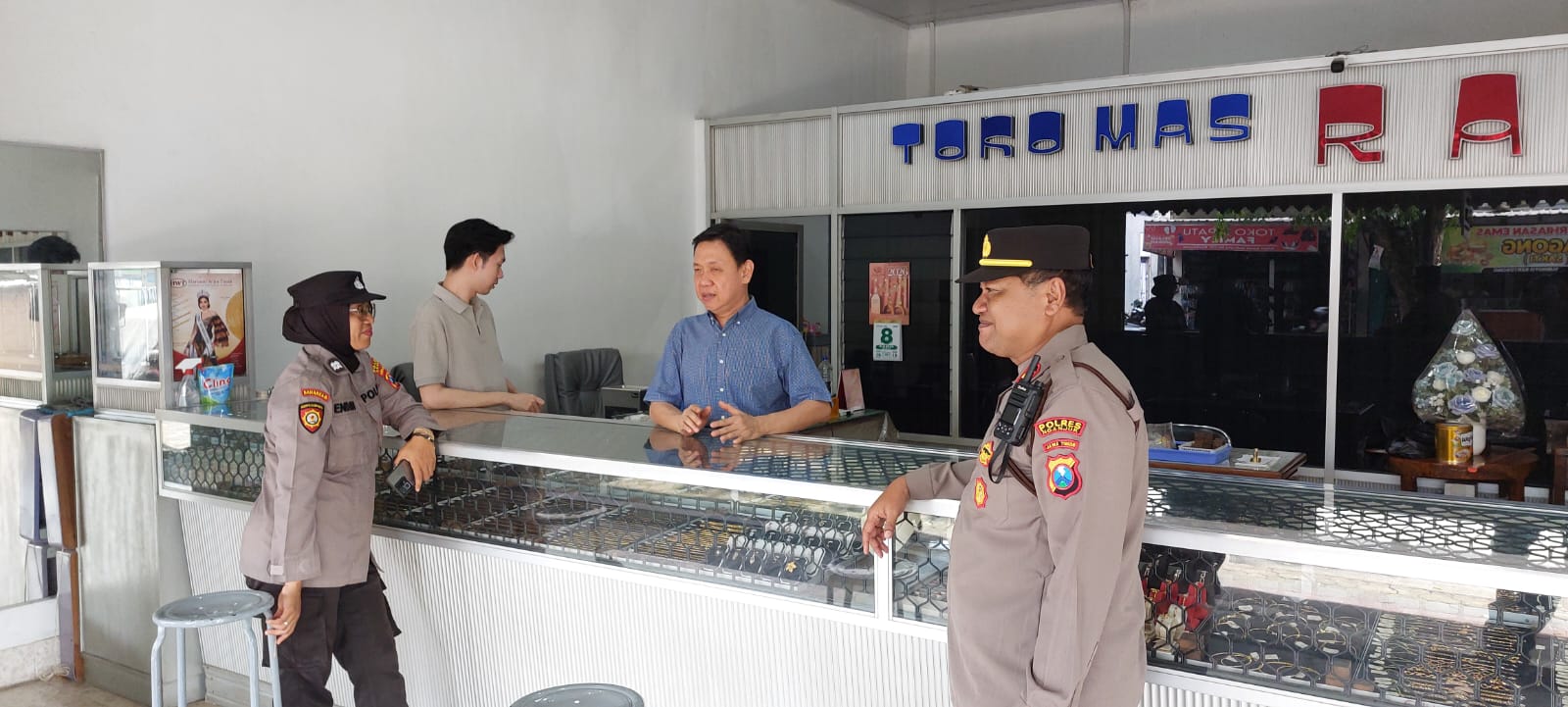 Kanit Samapta Polsek Kertosono Berikan Himbauan Kamtibmas Saat Patroli Toko Emas