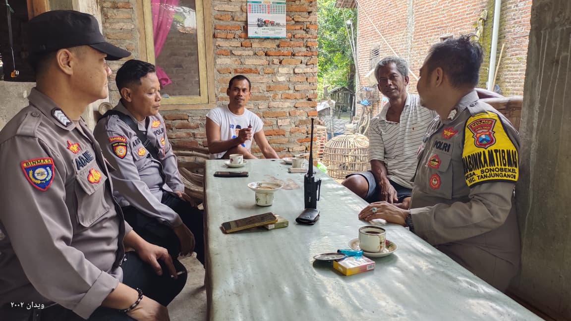 Regu Patroli Polsek Warujayeng Cangkrukan Bersama Warga di Warung Kopi Jogomerto