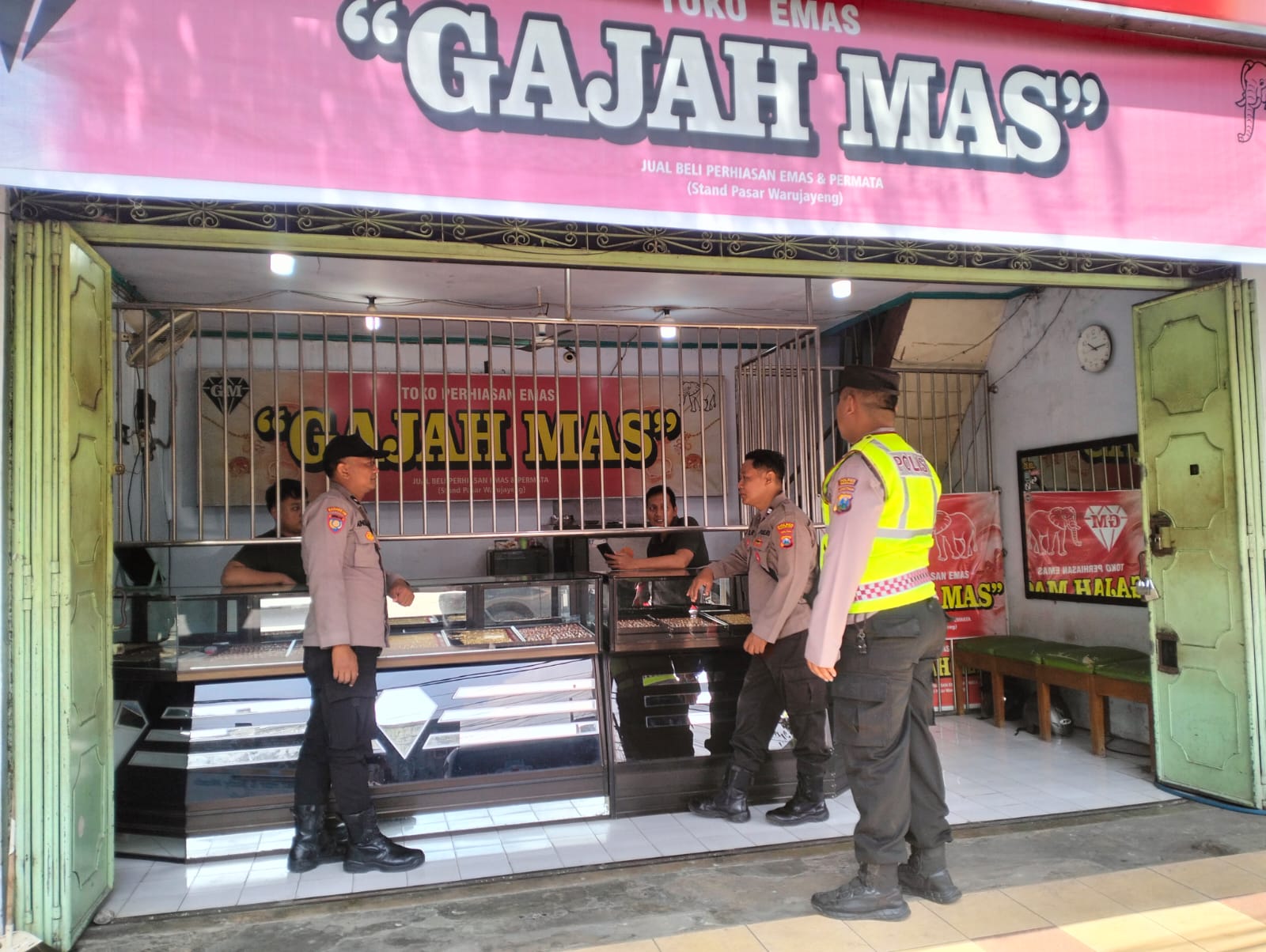 Patroli di Toko Emas, Personel Polsek Warujayeng Sampaikan Pesan Kamtibmas