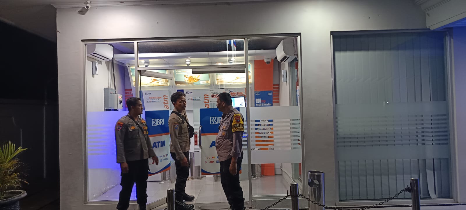 Patroli Malam, Polsek Warujayeng Sambangi Objek Vital Perbankan