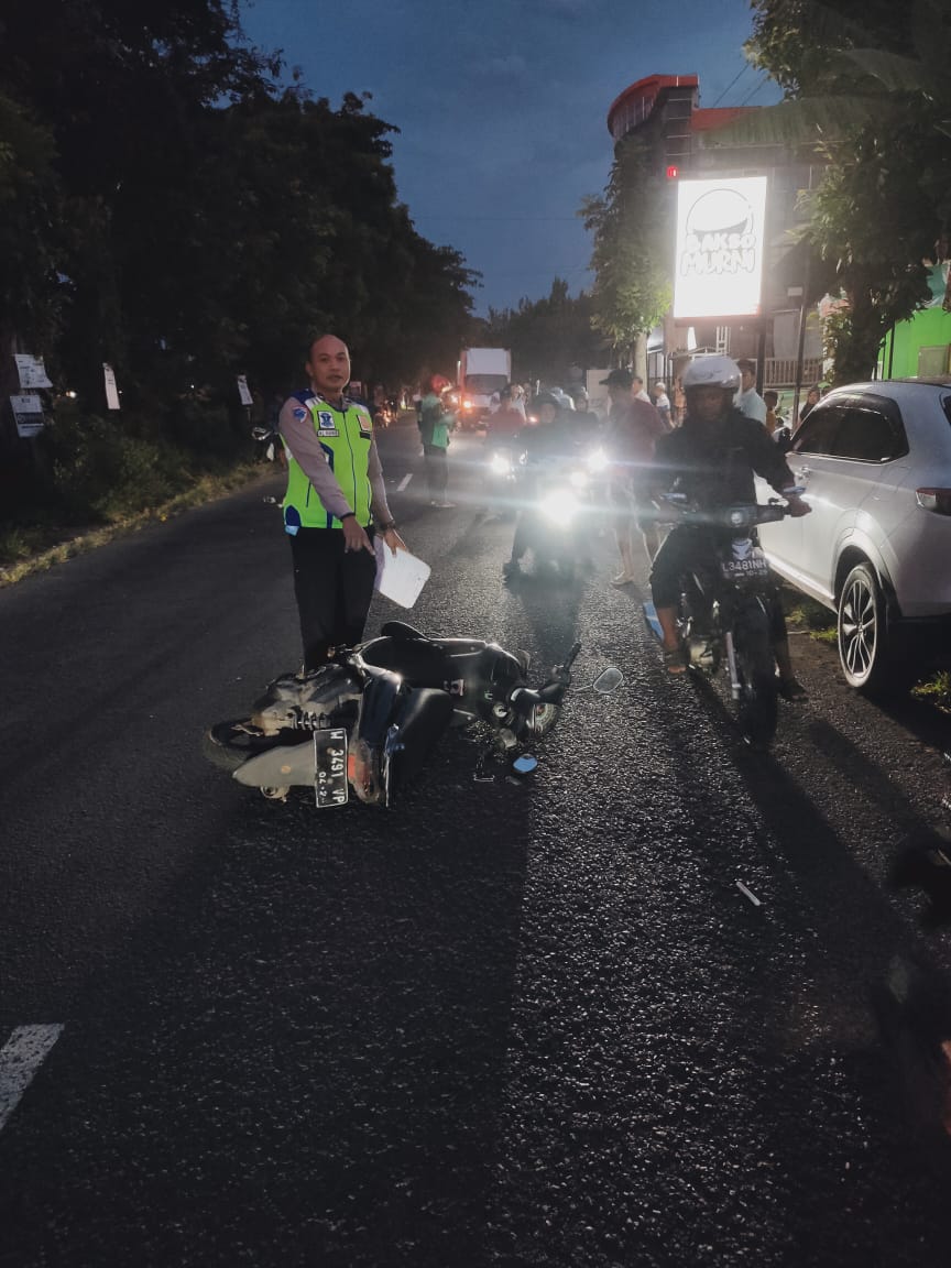 Kecelakaan di Jln. R.A. Kartini, Polsek Warujayeng Evakuasi Korban ke Rumah Sakit