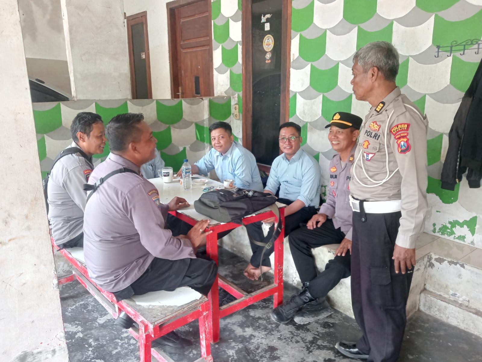 Patroli di Warung Kopi, Polsek Warujayeng Ingatkan Warga Kamtibmas Tanggung Jawab Bersama