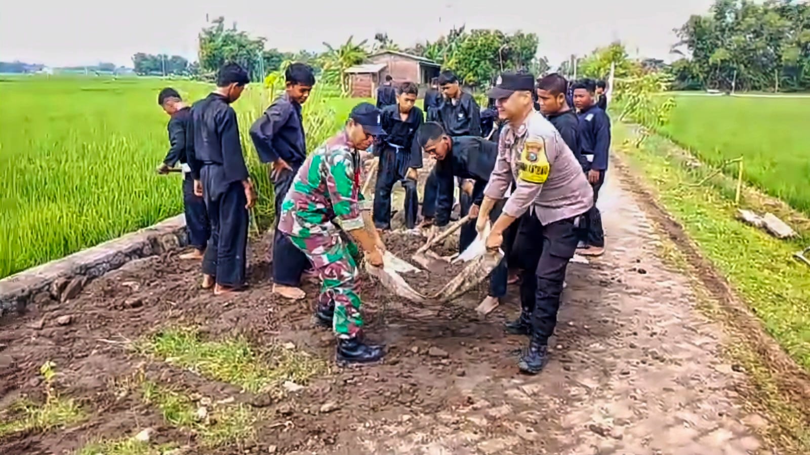 Bhabinkamtibmas Desa Getas Bangun Kedekatan Lewat Kerja Bakti Bersama Siswa PSHT