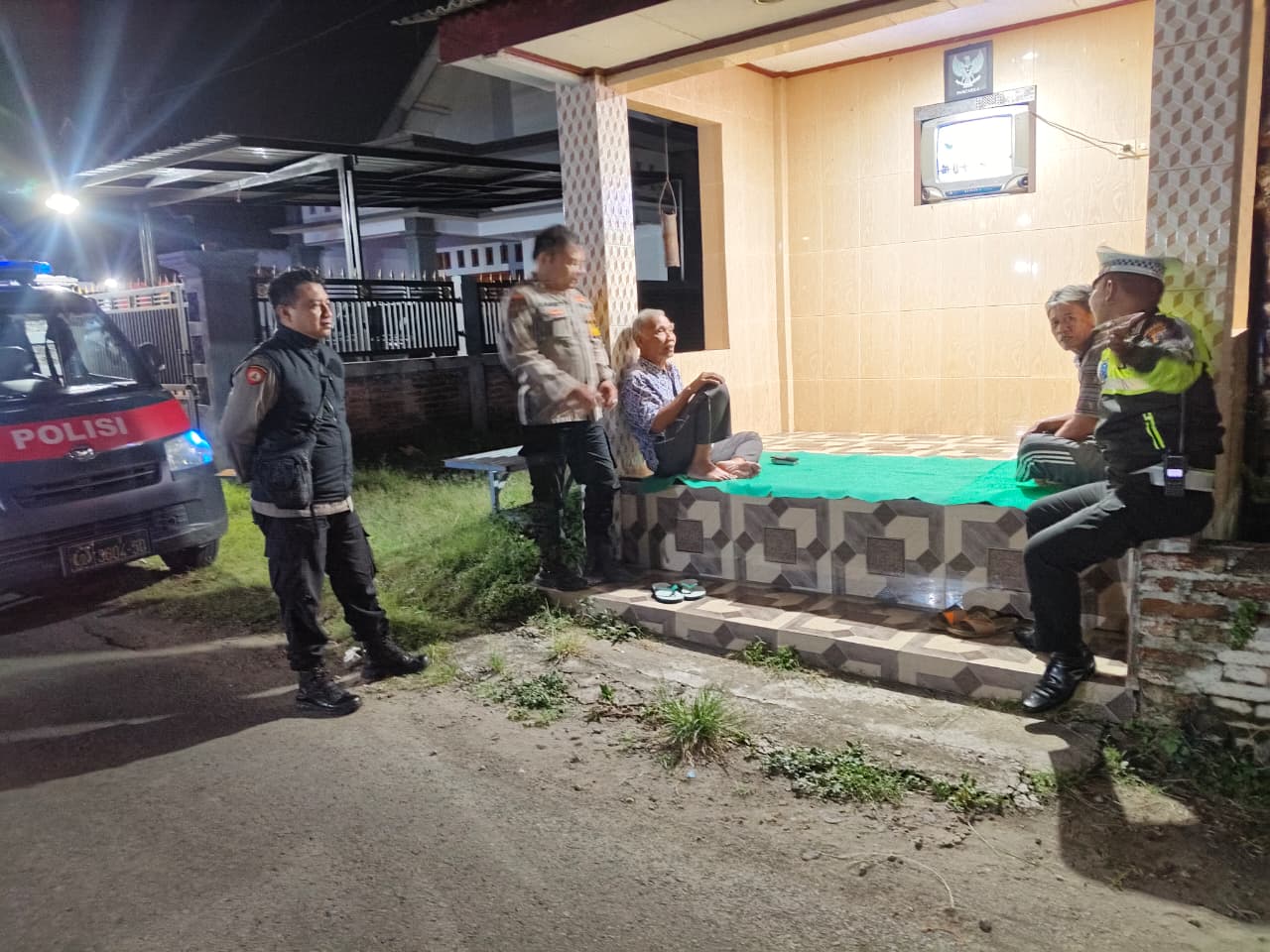 Cegah Aksi Pencurian, Polsek Warujayeng Gelar Patroli Malam di Pemukiman Warga