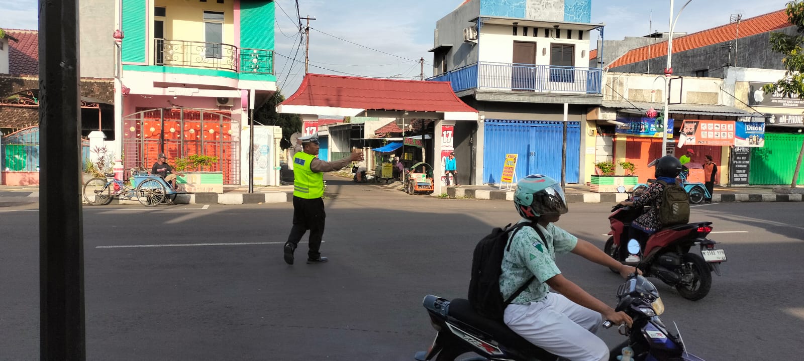 Giat Jumat Menyapa, Polisi Hadir Pagi Hari Berikan Pelayanan dan Pengaturan Lalu Lintas di Kecamatan Nganjuk
