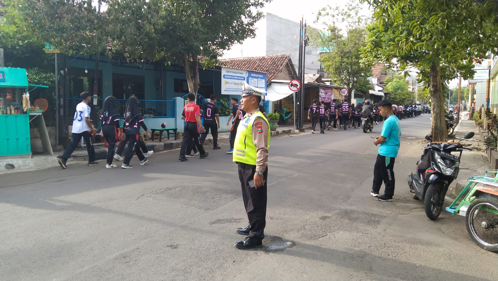 Personel Polsek Nganjuk Kota Giat Pengamanan dan Pengawalan Jalan Santai dan Fun Run Dies Natalis SMA Negeri 1 Nganjuk