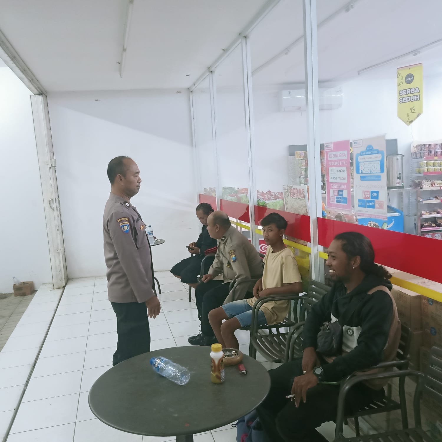 Patroli Alfamart Personil Polsek Jatikalen Berikan Himbauan Dan Pesan Kamtibmas