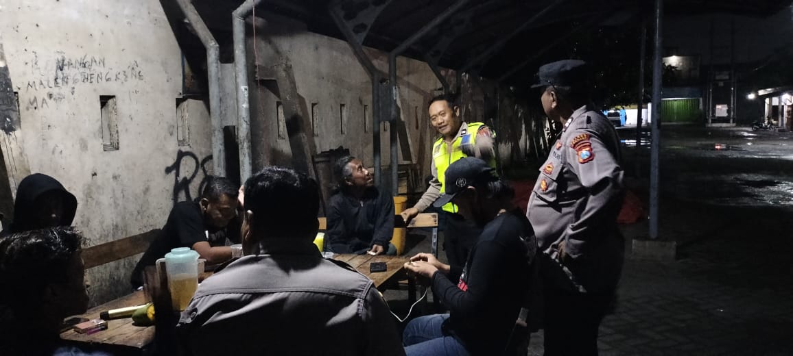 Patroli Polsek Nganjuk Kota Sasar Seputaran Pasar Wage, Sampaikan Himbauan Jaga Kamtibmas dan Tidak Konsumsi Miras