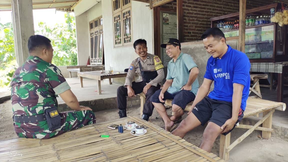 Bhabinkamtibmas Demangan Sambang Desa dan Kopling Bersama Warga