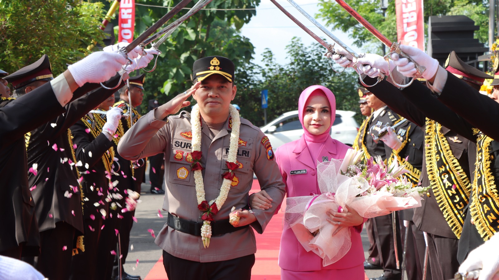 Tradisi Pedang Pora dan Banjari Sambut Kapolres Baru Nganjuk