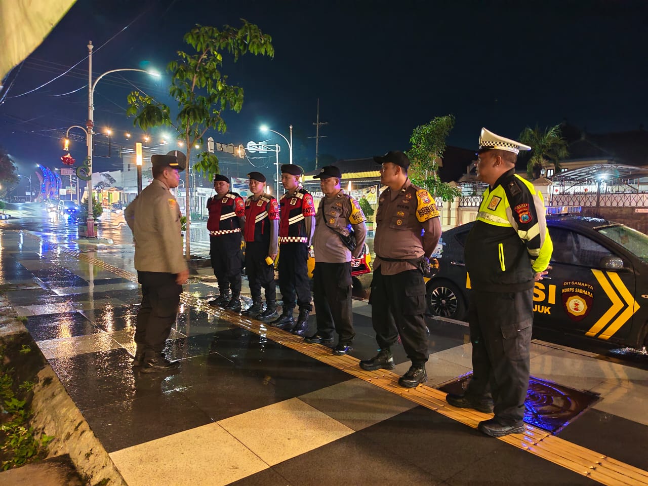 Polsek Nganjuk Kota Lakukan Pemantauan Lalin Antisipasi Jalan Licin dan Kejahatan Jalanan Malam Hari