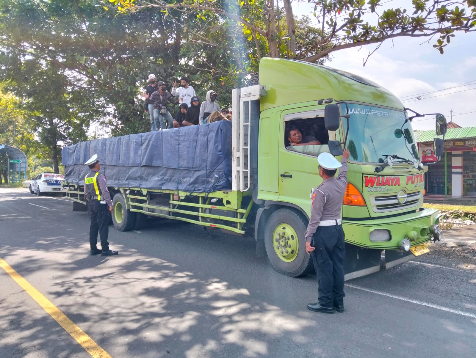 Cegah Kecelakaan Fatal, Satlantas Polres Nganjuk Tertibkan Penumpang di Atas Truk Barang