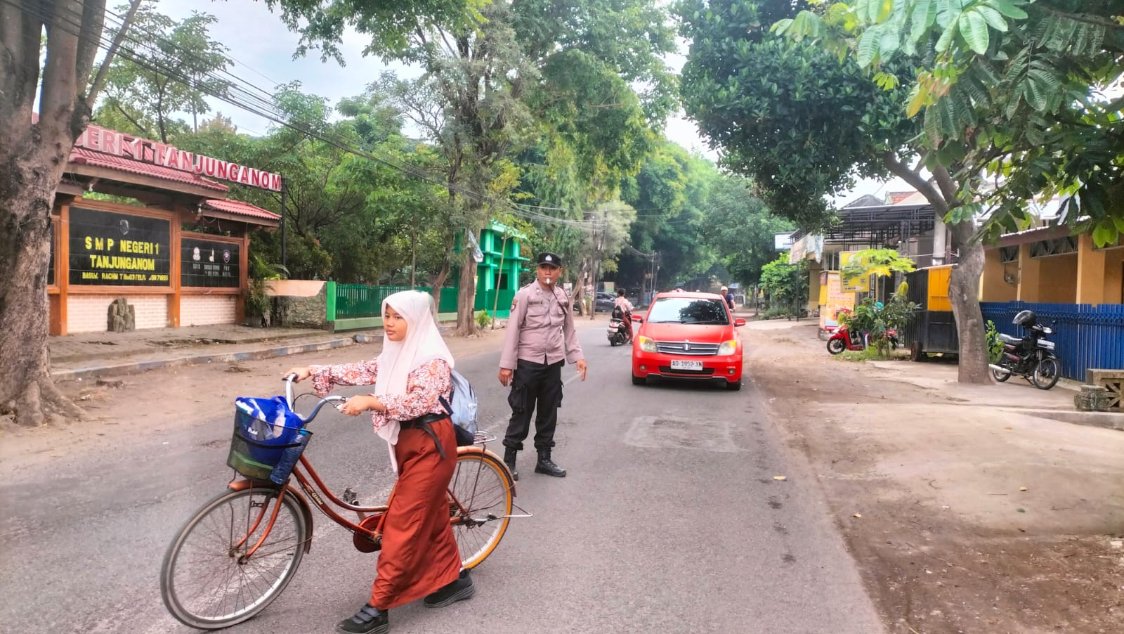 Mengawali Tugas Rutin, Personel Polsek Warujayeng Turun ke Jalan Layani Masyarakat
