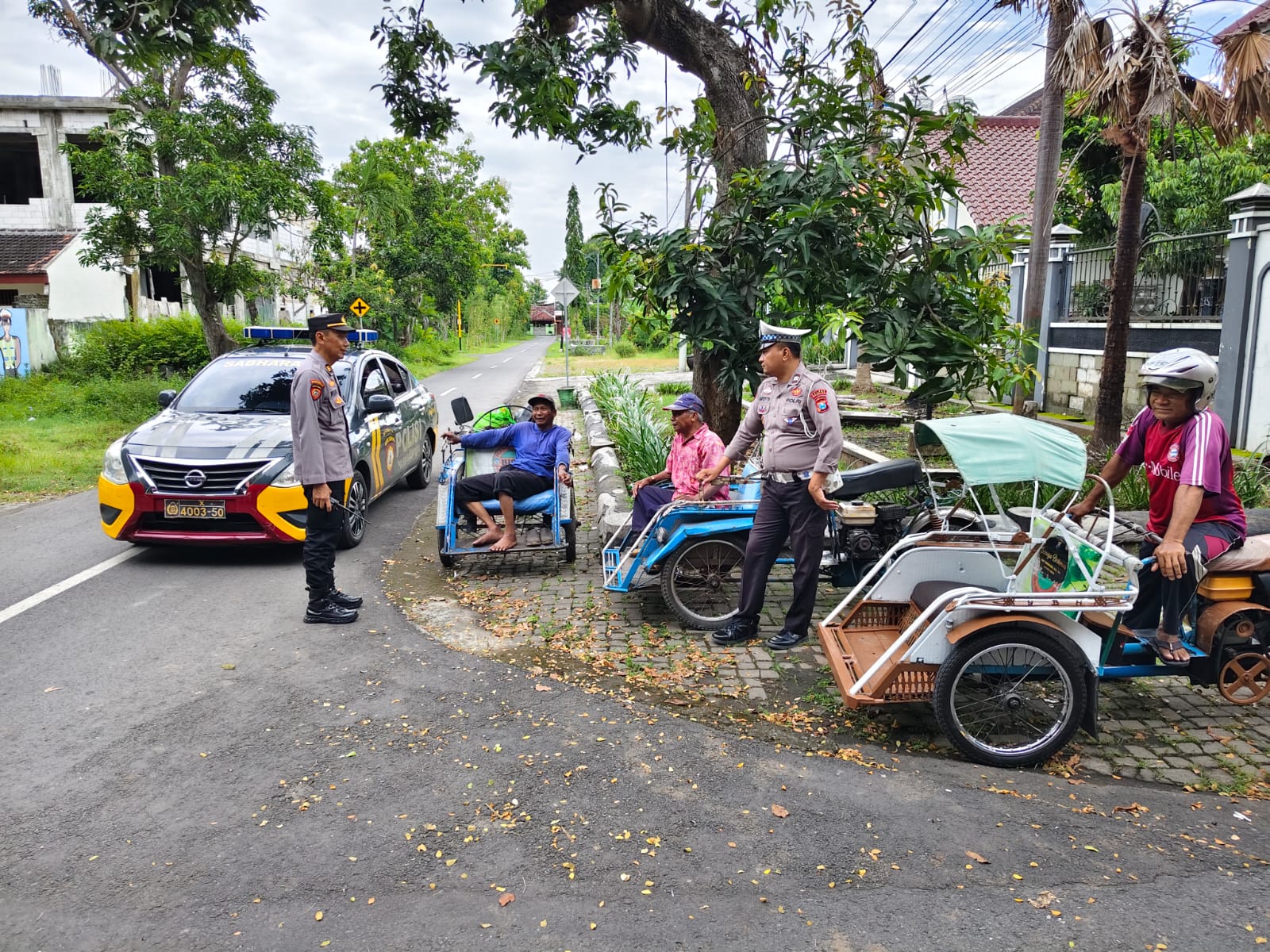 Patroli Pemukiman Polsek Nganjuk Kota Laksanakan Dialogis Bersama Warga di Perumahan