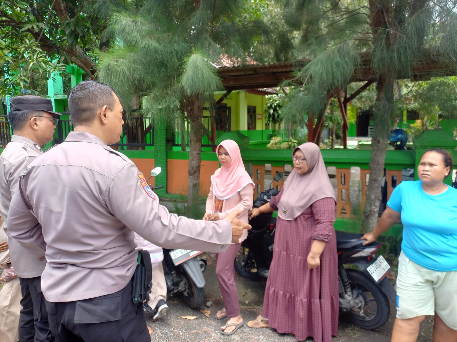 ‎Patroli Permukiman Penduduk Personil Polsek Jatikalen Berikan Himbauan Dan Pesan Kamtibmas