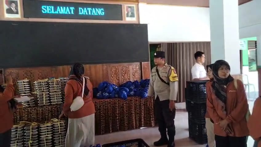 Bhabinkamtibmas Polsek Nganjuk Kota Dampingi Pembagian MBG untuk Ibu Hamil dan Balita
