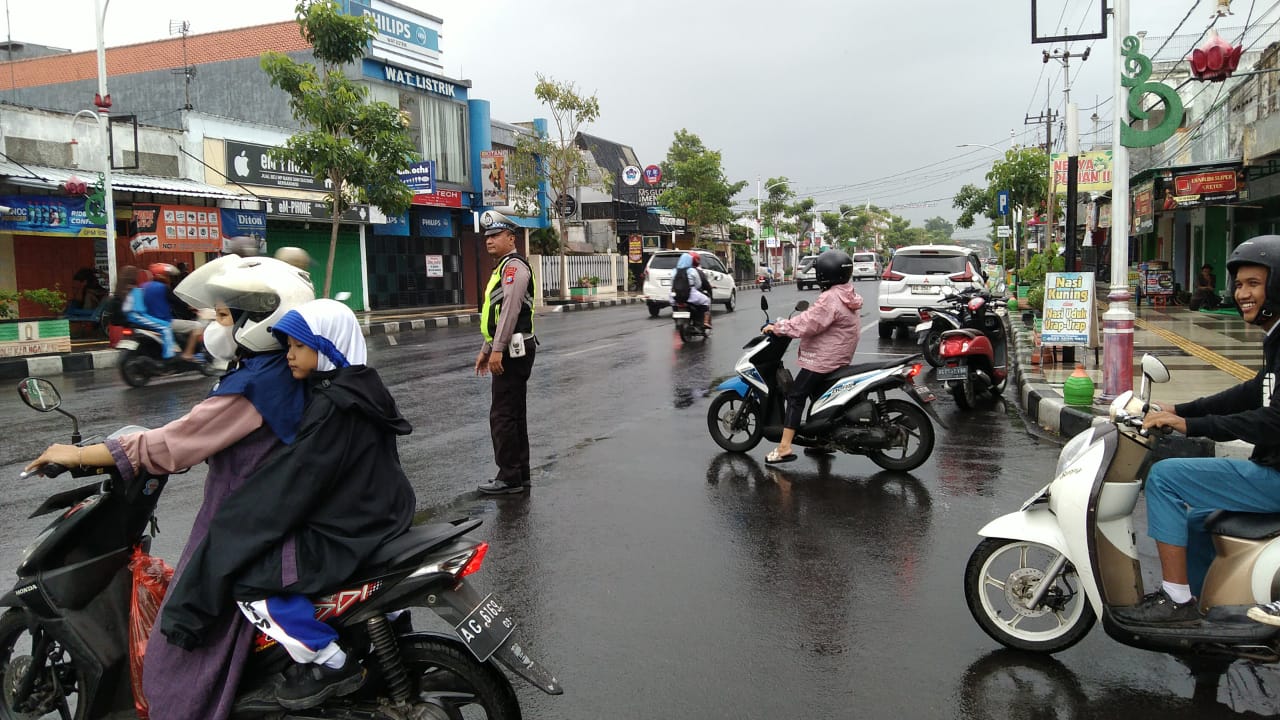 Meski Hujan, Personel Polsek Nganjuk Kota Tetap Berikan Pelayanan Prima Lewat Giat Penampilan Pagi