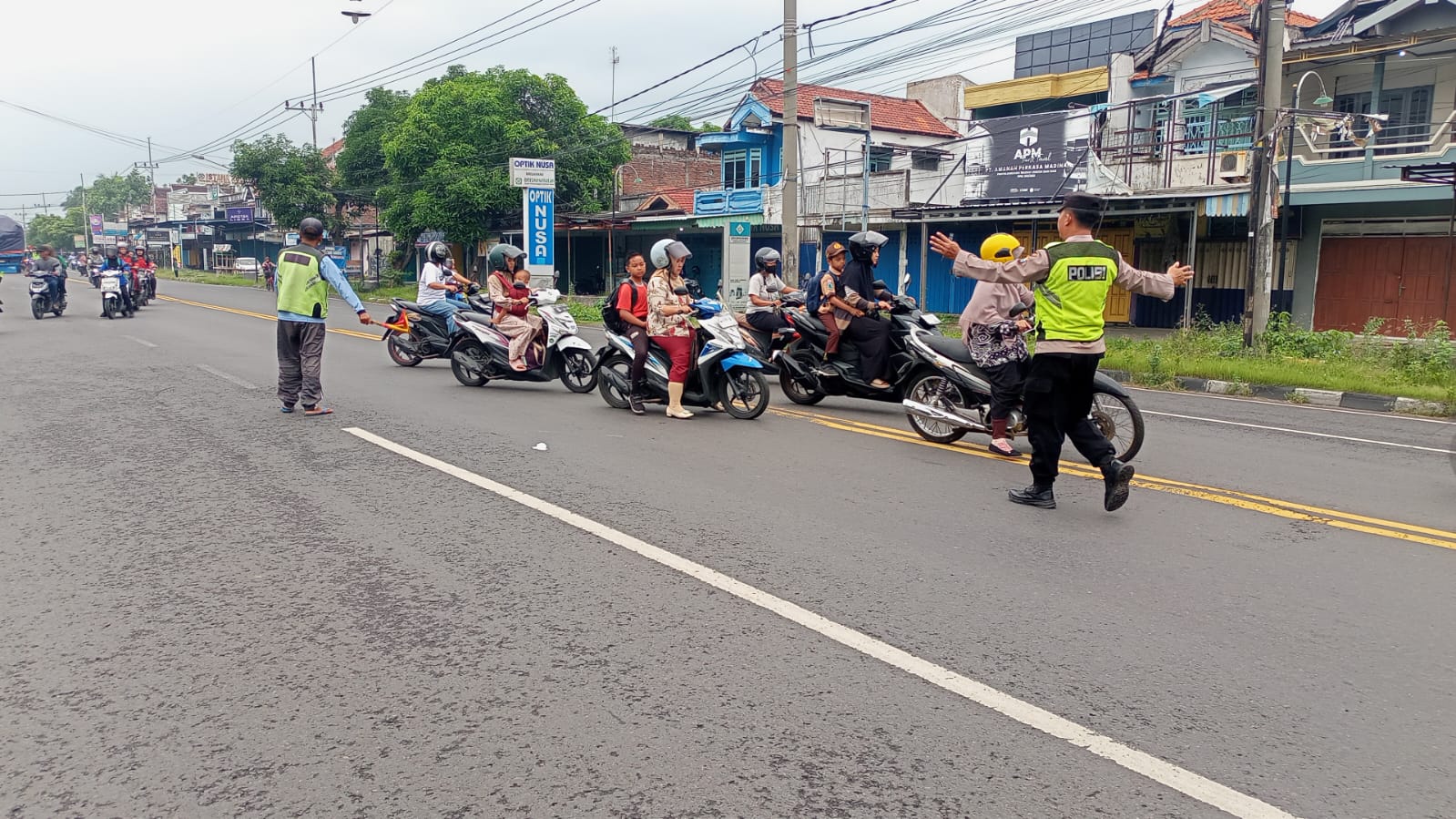 Giat Gaktur Pagi Polsek Kertosono Bantu Penyeberangan Masyarakat