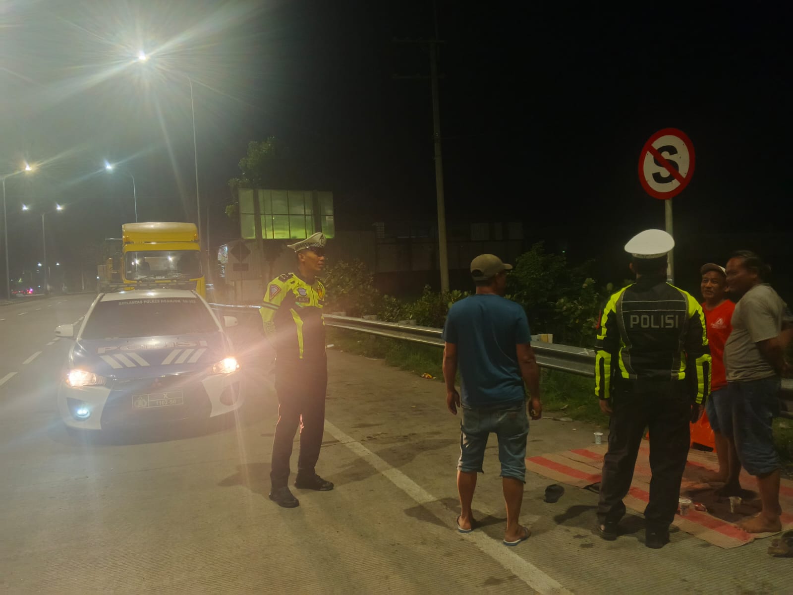 Polantas Menyapa, Satlantas Polres Nganjuk Tertibkan Kendaraan Berhenti di Jalur Exit Tol Begadung